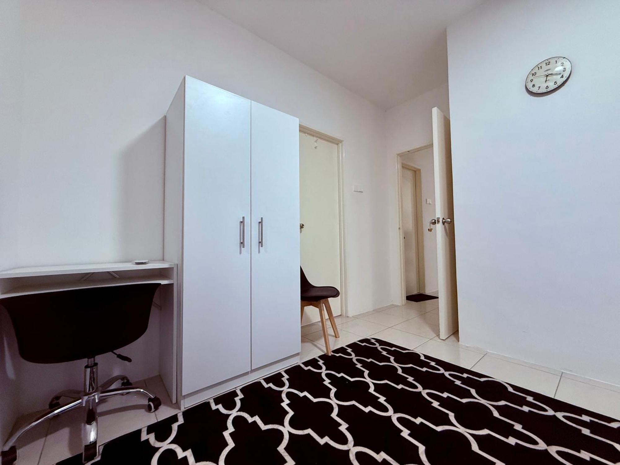 Private Centre - With Host Homestay